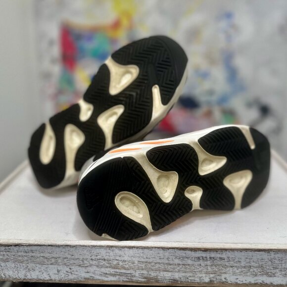 YEEZY BOOST 700 - Picture 6 of 8